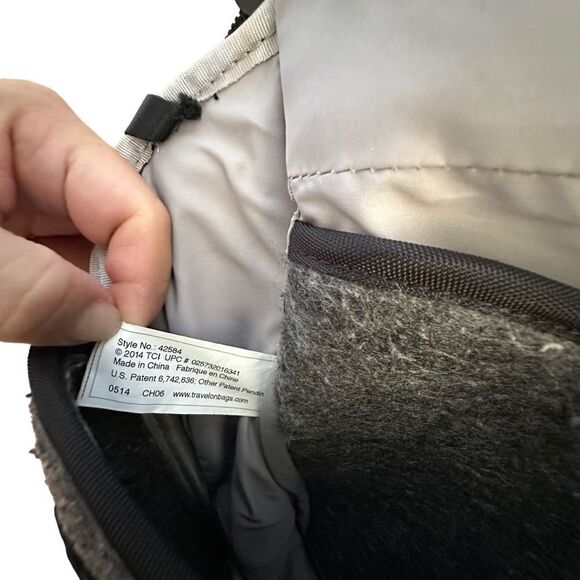 Travelon ~ Black Crossbody Bag ~ all around zipped closure ~ lots of pockets - Picture 8 of 14